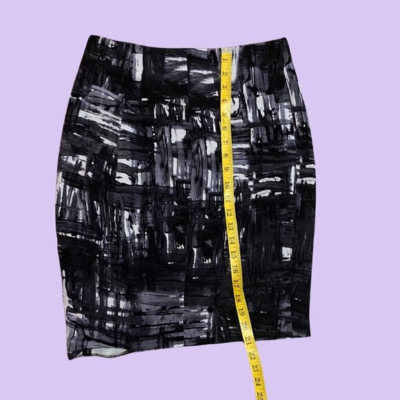 🖤 Vince Abstract Brushstroke Silk Skirt – Size 4 | Luxe Modern Mini - Picture 4 of 7